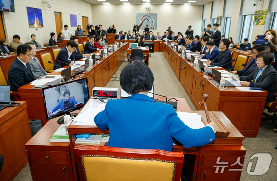 11일 서울 여의도 국회에서 열린 제423회국회(임시회) 제2차 과학기술정보방송통신위원회 전체회의에서 최민희 위원장이 의사봉을 두드리고 있다. 2025.3.11/뉴스1 안은나 기자