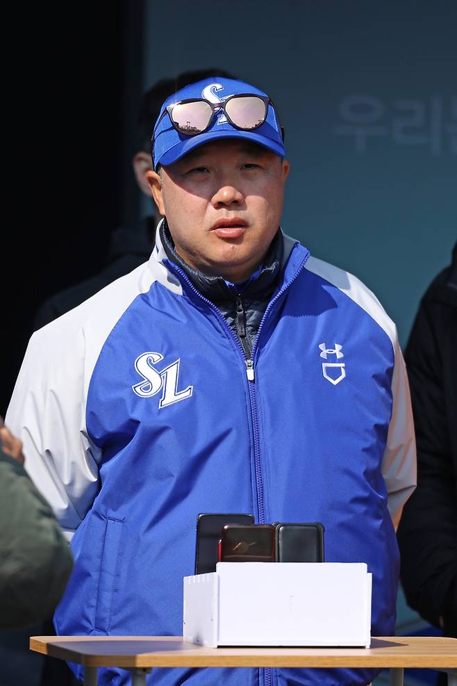 삼성 박진만 감독이 10일 대구삼성라이온즈파크에서 열린 2025 KBO리그 시범경기 두산전에 앞서 취재진과 인터뷰 하고 있다. 사진 | 삼성 라이온즈