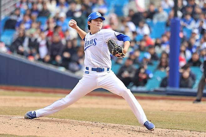 삼성 육선엽이 8일 대구삼성라이온즈파크에서 열린 2025 KBO리그 시범경기 SSG전에서 역투하고 있다. 사진 | 삼성 라이온즈