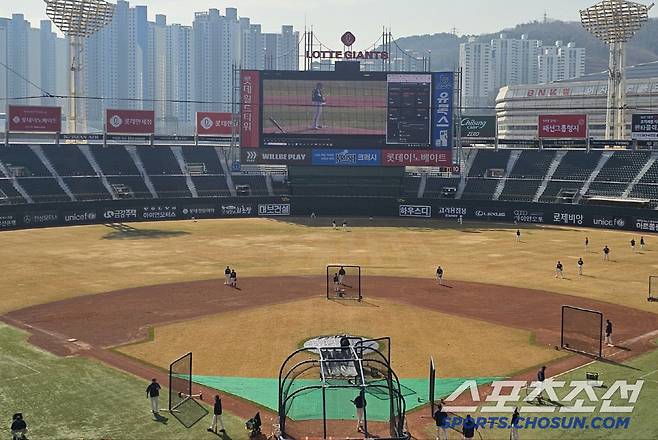 롯데 자이언츠 선수들이 11일 LG 트윈스전에 앞서 타격 훈련을 하고 있다. 전광판엔 LG 손주영의 투구 모습이 나오고 있었다. 부산=권인하 기자