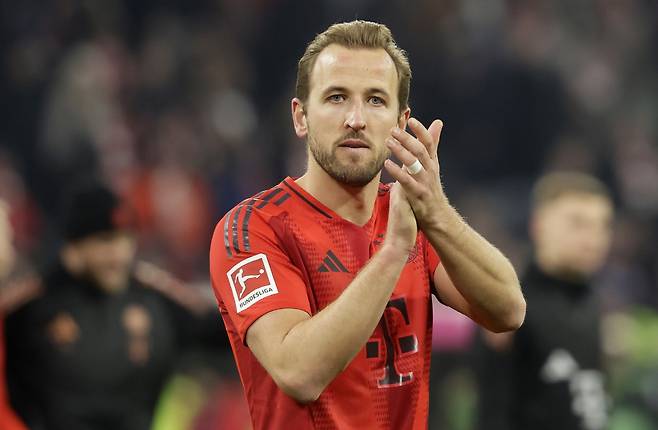 해리 케인(32·바이에른 뮌헨)의 충격적인 속마음이 공개됐다. 토트넘 홋스퍼로의 복귀는 마음 속 우선 순위에서 지워진 지 오래다.

케인과 뮌헨의 계약에 올 여름 또는 내년 여름 이적시장 때 쓸 수 있는 방출조항이 있지만, 이걸 쓸 생각이 전혀 없다. 당분간 토트넘 복귀계획이 없다는 뜻이다. 뮌헨과의 4년 계약기간을 전부 채운 뒤에나 토트넘 복귀를 고려할 전망이다.

<저작권자 ⓒ 1980-2025 ㈜연합뉴스. 무단 전재 재배포 금지, AI 학습 및 활용 금지>