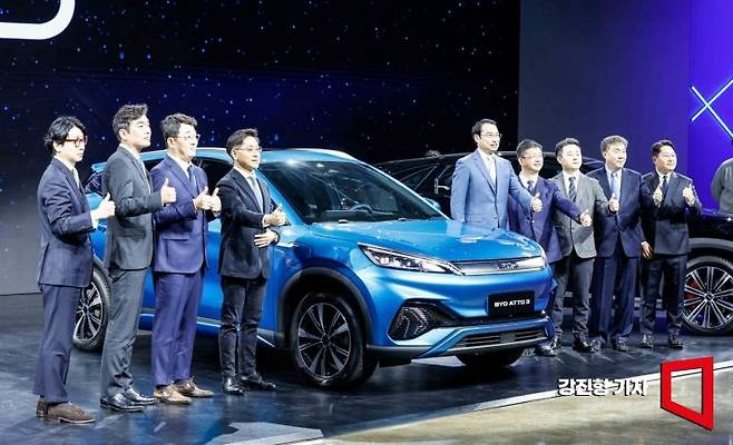 16일 인천 상상플랫폼에서 열린 중국 전기차 브랜드 'BYD 브랜드 런칭 미디어 쇼케이스'에서 국내 공식 출시한 BYD 아토3가 공개되고 있다. 인천=강진형 기자