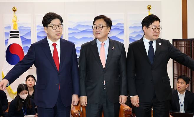 People Power Party floor leader Kweon Seong-dong (from left), National Assembly Speaker Woo Won-shik, and Democratic Party floor leader Park Chan-dae pose for a photo ahead of the National Affairs Council meeting in the Speaker’s office at the National Assembly in Yeouido, Seoul, on March 10. / Nam Kang-ho