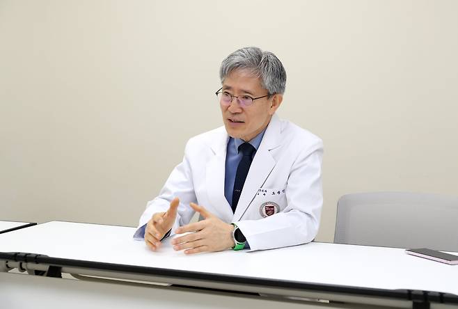 오종건 대한외상학회 학회장이 지난 4일 조선비즈와 인터뷰를 하고 있다. 오 학회장은 "수련을 받고 외상학 세부 전문의가 된 의사들 중 절반은 현장을 떠나고 있다"며 정부의 외상학에 대한 지원 강화를 요청했다./고려대구로병원