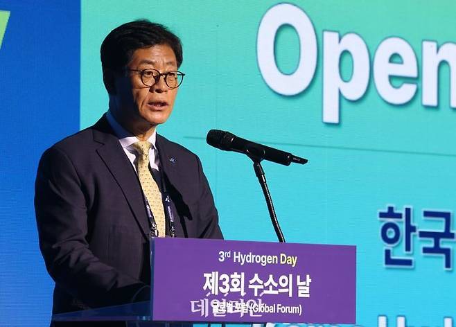 김재홍 한국수소연합 회장이 지난해 10월 30일 오전 서울 서초구 가빛섬에서 열린 제3회 수소의날 개회식에서 개회사를 하고 있다.ⓒ