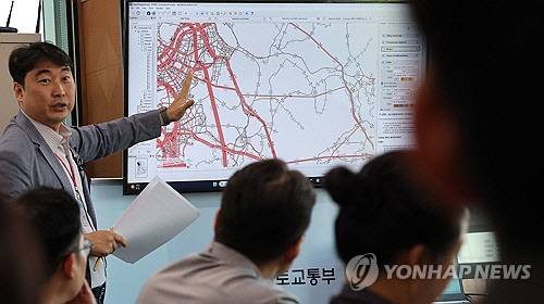 박상훈 경동엔지니어링 이사가 5일 오전 세종시 정부세종청사 국토교통부에서 열린 서울-양평 고속도로 대안노선(강상면 종점) 비용-편익(B/C) 분석 결과 브리핑에 앞서 교통량 예측분석 시연을 하고 있다. [연합뉴스]