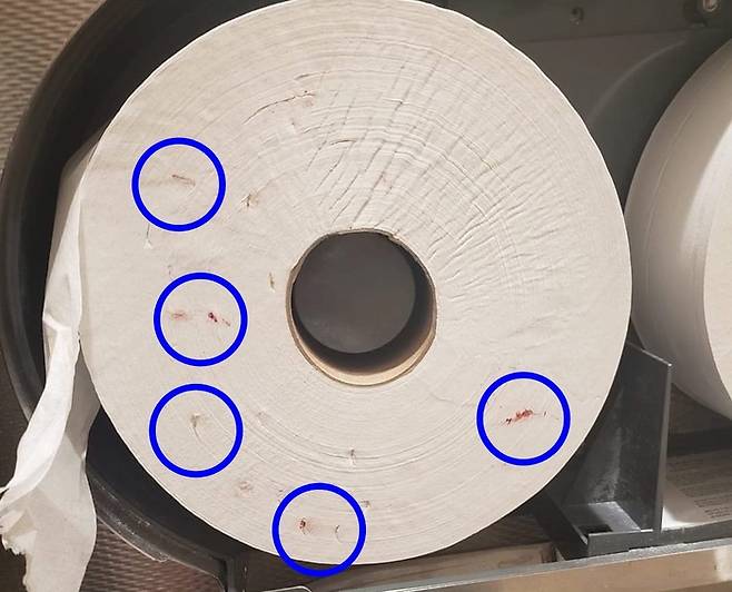 지난 2023년 화제가 됐던 사진. 붉은색 패인 자국은 사용한 주사 바늘을 휴지 옆면에 찍어 닦은 것으로 추정된다. 사진=엑스 캡처