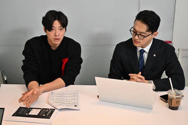 김희현(왼쪽) 발레리노가 5일 서울 중구 한국일보 회의실에서 본보와 인터뷰를 하고 있다. 오른쪽은 김민호 변호사이다. 정다빈 기자