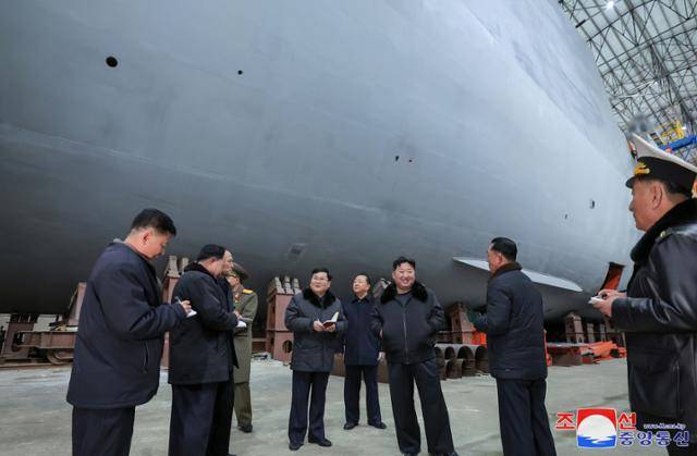 김정은 북한 국무위원장이 핵 추진 잠수함 건조 실태를 시찰했다고 조선중앙통신이 8일 보도했다. 연합뉴스