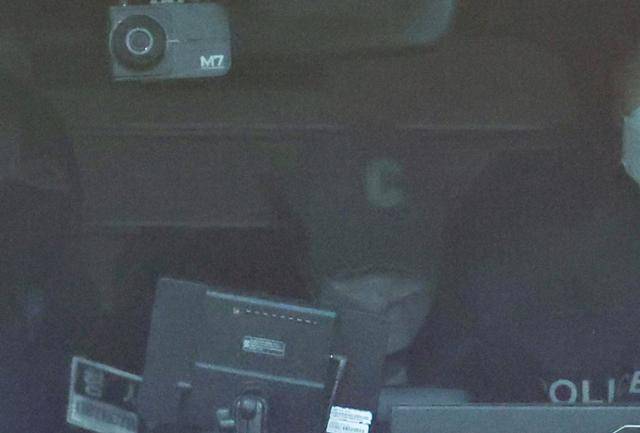 지난달 10일 자신이 다니는 초등학교에서 1학년생 김하늘(8)양을 흉기로 살해한 여교사 A(48)씨가 7일 오후 대전서부경찰서에서 첫 대면조사를 마친 뒤 경찰 승합차를 타고 유치장으로 이동하고 있다. 연합뉴스