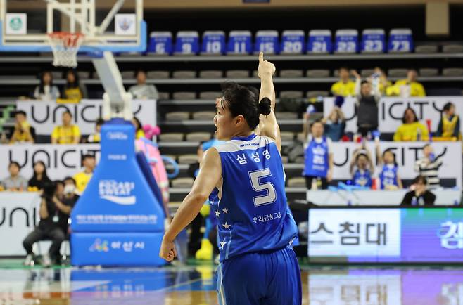 <yonhap photo-6401=""> 손 들어 보이는 심성영 (아산=연합뉴스) 이주형 기자 = 10일 충남 아산 이순신체육관에서 열린 2024-2025 여자프로농구 플레이오프 5차전 우리은행과 KB 스타즈의 경기. 우리은행 심성영이 득점에 성공한 뒤 오른팔을 번쩍 들어 보이고 있다. 2025.3.10 coolee@yna.co.kr/2025-03-10 19:52:59/ <저작권자 ⓒ 1980-2025 ㈜연합뉴스. 무단 전재 재배포 금지, AI 학습 및 활용 금지></yonhap>