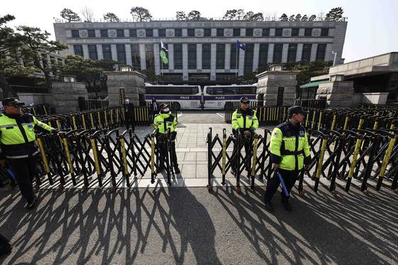 윤석열 대통령에 대한 탄핵심판 선고를 앞둔 서울 종로구 헌법재판소 입구에서 10일 경찰이 바리케이드를 설치하고 출입을 통제하고 있다. [뉴시스]