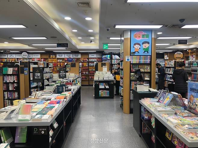 은평구민들이 지난 5일 오후 서울 은평구 갈현동 연신내문고에서 책을 읽고 있다. 박정연 기자