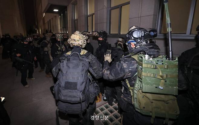 윤석열 대통령이 지난해 12월3일 비상계엄을 선포한 후 자정을 넘긴 이튿날 새벽 국회의사당에 도착한 무장군인들이 본청 진입을 시도하고 있다. 성동훈 기자