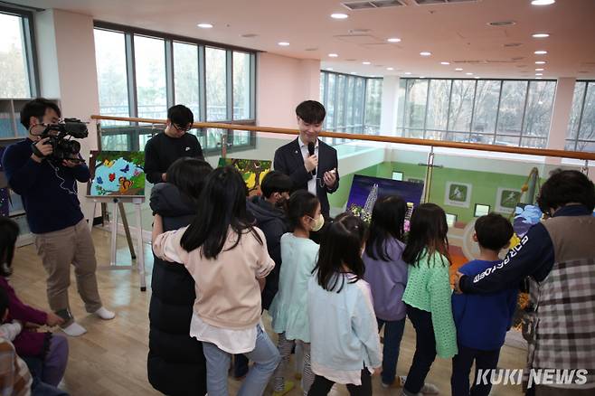 숨쉬는놀이터 개관 전시회에서 아이들과 만나고 있는 김채성 작가. 시흥시