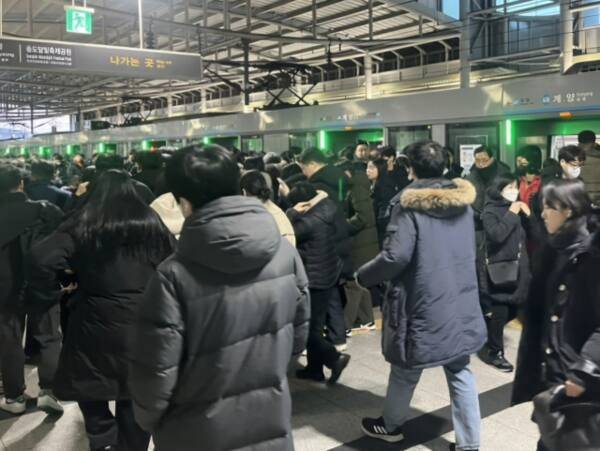 24일 오후 인천 계양구 공항철도 계양역 인천국제공항 방향 퇴근길 승강장이 열차에서 내린 시민들로 가득하다. 황남건기자