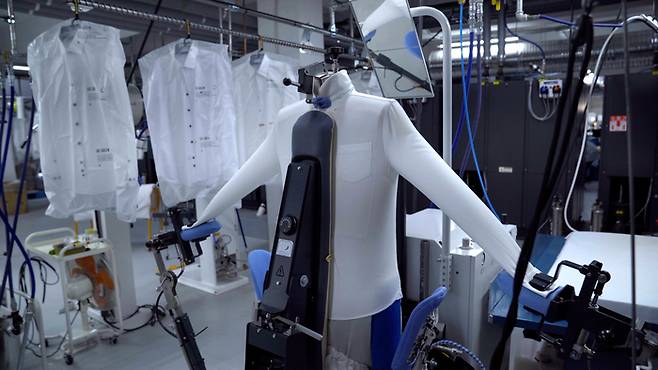 런드리고가 운영 중인 셔츠 프레스. 로봇이 옷의 소재에 맞춰 회적화된 다림질 서비스를 제공한다. [사진=런드리고]