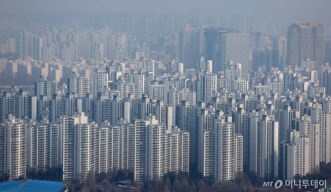 [서울=뉴시스] 김진아 기자 = 올해 들어 종전 최고가의 90% 수준에서 매매된 서울 아파트 비중이 전체의 절반에 육박하는 것으로 나타났다. 강남3구 아파트 가격이 강세를 보이면서 서울의 가격 상승을 견인하는 모습이다.  10일 직방이 국토교통부 실거래가 공개시스템의 아파트 매매 거래 가격을 분석한 결과, 2025년 1월부터 2월까지 서울의 아파트 매매 거래 5983건 중 2759건(46%)는 2006년부터 지난해까지 종전 최고가의 90% 수준에서 거래된 것으로 조사됐다. 종전 최고가의 '80% 이상~90% 미만' 거래 비중도 33%를 차지했다. 사진은 10일 서울시내 아파트 단지. 2025.03.10. bluesoda@newsis.com /사진=김진아
