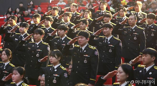 [인천=뉴시스] 전진환 기자 = 21일 오전 인천 서구 인천광역시 인재개발원에서 열린 제26기 신임소방공무원 졸업식에서 졸업생들이 경례를 하고 있다. 2025.02.21. amin2@newsis.com /사진=전진환