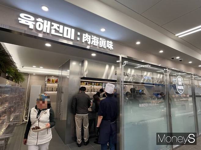 쿠우쿠우 골드 안산점은 직화구이 그릴존 '육해진미'를 도입한 두번째 매장이다. 10일 오후 쿠우쿠우 골드 안산점 오픈 리허설 참석자들이 육해진미 존에서 고기를 굽고 있다. /사진=김서현 기자