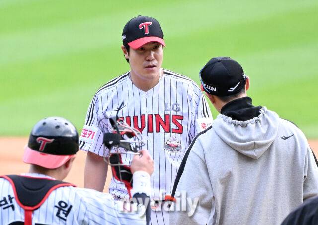 19일 오후 서울 잠실야구장에서 진행된 '2024 프로야구 KBO리그 포스트시즌' 플레이오프 4차전 LG트윈스와 삼성라이온즈의 경기. LG 김진성이 9회초 2사만루서 교체되고 있다./마이데일리