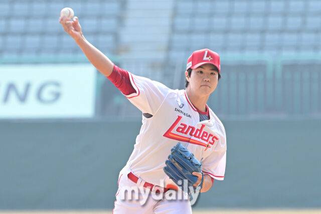 SSG 정동윤이 11일 인천 SSG랜더스필드에서 열린 '2025 신한 SOL BANK KBO리그' SSG 랜더스와 한화 이글스 시범경기 선발 투수로 나왔다./인천 = 한혁승 기자