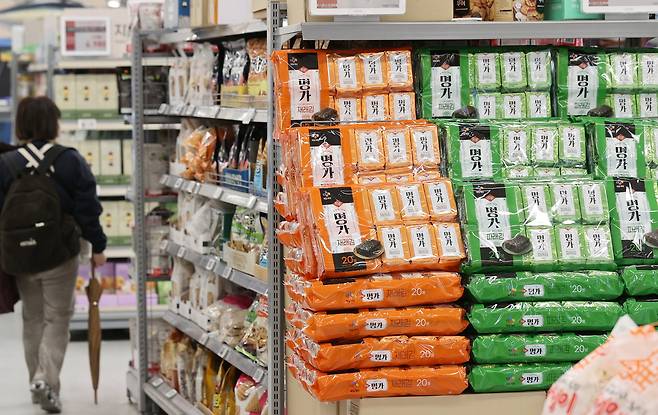 서울의 한 대형마트에 김 상품이 진열돼 있다. [연합]