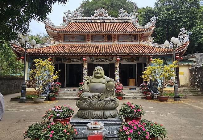 베트남 다낭 오행산 땀따이 사원의 포대화상