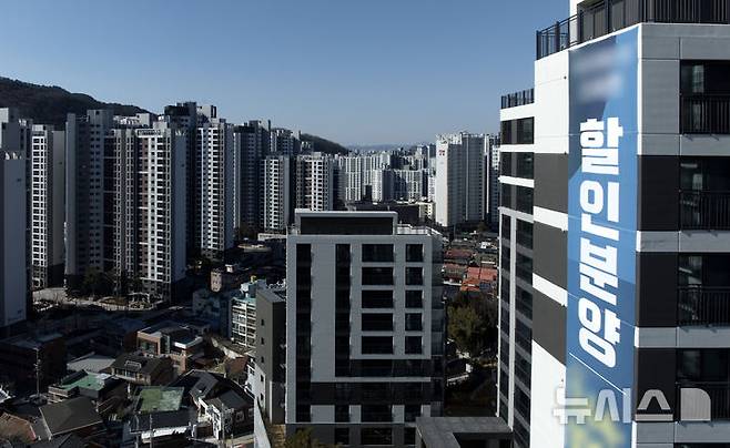 대구 수성구의 한 아파트에 할인분양 관련 현수막이 붙어있다. 뉴시스 자료사진.