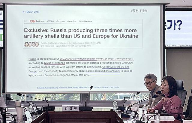 ▲ 10일 조국혁신당 김준형 국회의원, 크라스키노포럼, (사)외교광장, (사)유라시아 21이 주최하고 크라스키노포럼, (사)외교광장이 주관하는 '우크라이나 전쟁의 종전 협상, 어디로 가는가?-미국의 구상과 러시아, 우크라이나 미래'를 주제로 한 토론회가 국회의원회관에서 열렸다. 토론회에서 발표를 맡은 서울대학교 통일평화연구원 이문영(맨 오른쪽) 부교수가 발표 내용을 설명하고 있다. ⓒ프레시안(이재호)