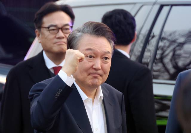 ▲서울구치소에서 석방된 윤석열 대통령이 8일 서울 한남동 관저 앞에서 차에서 내려 지지자들에게 손을 들어 보이고 있다. ⓒ연합뉴스