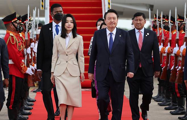 2022년 11월11일 동남아 순방에 나선 윤석열과 김건희씨가 한·아세안 정상회의 참석을 위해 캄보디아 프놈펜 국제공항에 도착했다. ⓒ연합뉴스