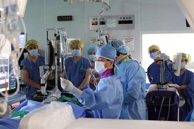 중앙대광명병원 부정맥센터 임홍의 교수(가운데)가 부정맥 시술을 교육하고 있다          사진제공｜중앙대광명병원