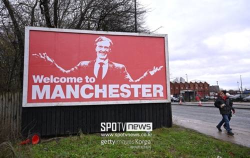 ▲ 맨유는 재정 압박 때문에 지난달 '직원 추가 감축' 카드까지 꺼내 들고 직원들에게 제공되던 무료 점심도 폐지하는 등 허리띠를 졸라매 팬들로부터 원성을 들어야 했다. 10일에는 맨유 팬들이 대규모 시위를 펼쳐 구단주에 대한 불만을 표시하기에 이르렀다.
