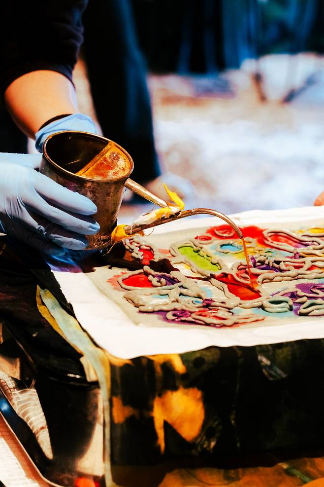 호텔 액티비티 중 하나인 '쥬센(Chusen)' 염색 체험. 장인에게서 오사카 전통 패브릭 염색 방법을 배워 볼 수 있는 기회다