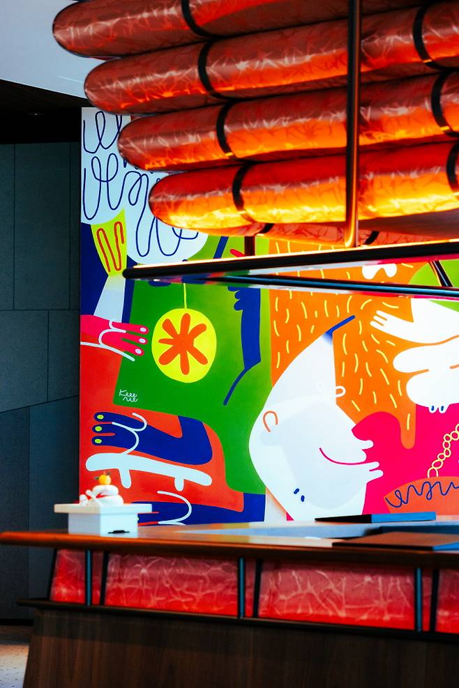 로비 리셉션은 오사카 전통 축제 '후톤 다이코'에 사용되는 수레에 영감을 받아 디자인됐다. 뒤편의 벽화에도 오사카의 축제가 묘사돼 있다. 오사카 특유의 혼돈, 에너지, 대담함이 독특하게 혼합된 모양새다