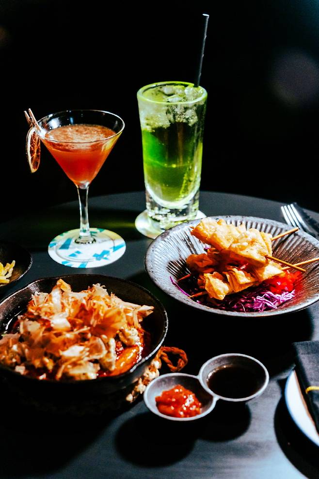 자자 바의 시그니처 칵테일인 '오키니(OH! kini!)'와 '솔티드 그랜드 그린(Salted Grand Green)'. 안주로는 트러플 마요네즈를 곁들인 오코노미야키와 '텐텐 교자'