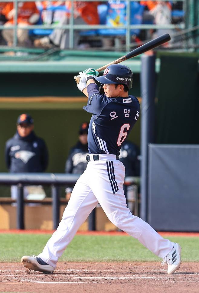 두산 베어스 오명진이 지난 9일 한화 이글스와의 시범경기에 출전해 타격하고 있다. 두산 베어스