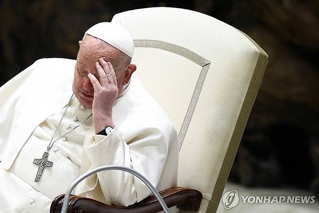 2월12일(현지시간) 수요 일반알현 당시 이마에 손 짚은 교황 [로이터 연합뉴스 자료사진. 재판매 및 DB 금지]