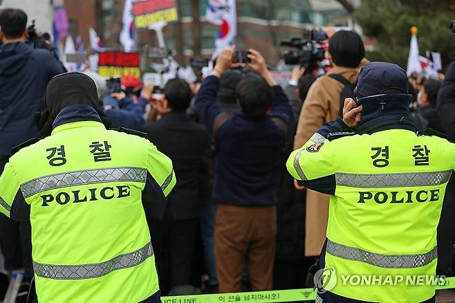 소음에 시달리는 경찰 [연합뉴스 자료사진]