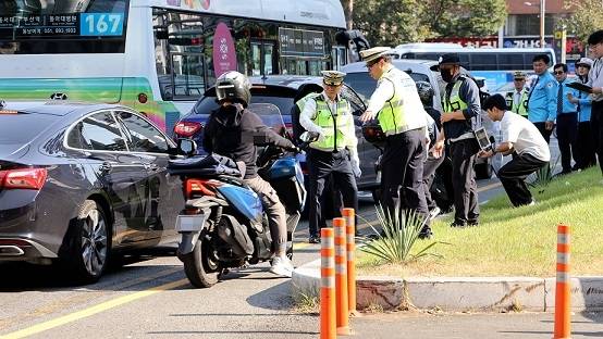 불법 튜닝 차량 단속 현장 [한국교통안전공단 제공. 재판매 및 DB 금지]