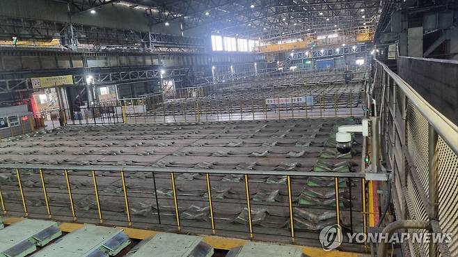 텅 빈 현대제철 당진제철소 냉연공장 (당진=연합뉴스) 노조의 쟁의행위에 현대제철이 당진제철소 냉연공장 일부 라인에 대해 부분 직장폐쇄를 단행한 가운데 냉연공장 내부가 24일 텅 비어 있는 모습. 2025.2.25 [현대제철 당진제철소 제공. 재판매 및 DB 금지] cobra@yna.co.kr