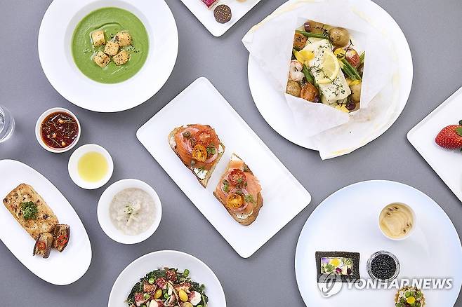 대한항공 신규 기내식 (서울=연합뉴스) 대한민국 최대 국적 항공사인 대한항공이 '태극 마크'로 대표되는 기업 이미지(CI)를 바꾼다.현재의 로고를 도입한 1984년 이후 41년 만이다. 빨간색, 파란색, 흰색으로 이뤄진 태극 문양에서 벗어나 현대적이고 간결한 디자인을 적용했다. 대한항공은 CI 공개 행사에 앞서  기내식 신메뉴와 업그레이드된 기내 서비스도 선보였다. 일등석 등 상위 클래스에는 식전 음식인 아뮤즈 부쉬, 애피타이저 메뉴를 고급화했다고 밝혔다.  2025.3.11 [대한항공 제공, 재판매 및 DB 금지] photo@yna.co.kr