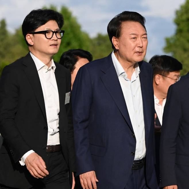 지난해 7월 윤석열 대통령이 서울 용산구 대통령실 청사에서 열린 국민의힘 신임 지도부와 만찬에 앞서 한동훈 신임 대표와 대화를 나누고 있다.(사진=대통령실 제공, 뉴스1)