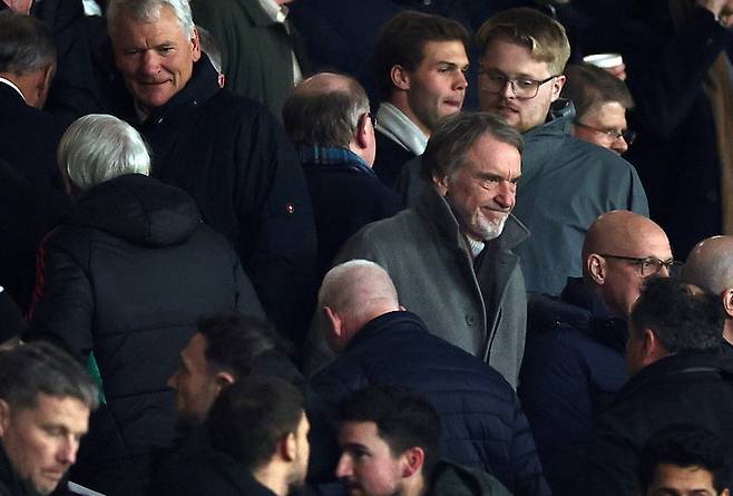 맨유 짐 래드클리프 구단주(가운데)