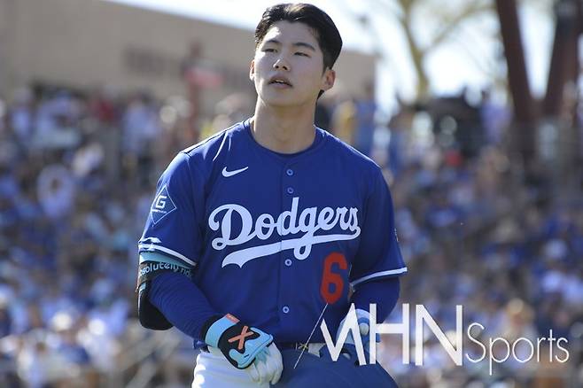 (김혜성이 올 스프링캠프 경기에서 삼진을 당한 뒤 아쉬운 표정을 짓고 있다)