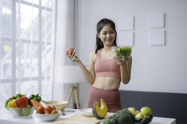 운동 직전 단백질과 탄수화물은 많이 섭취해야 하는지 궁금하지만 전문가들은 중요한 것은 따로 있다고 말한다. [사진= 게티이미지뱅크]