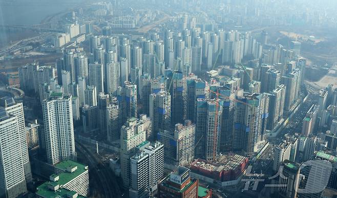7일 서울 송파구 시그니엘 서울에서 바라본 잠실 아파트 단지 2025.3.7/뉴스1 ⓒ News1 권현진 기자