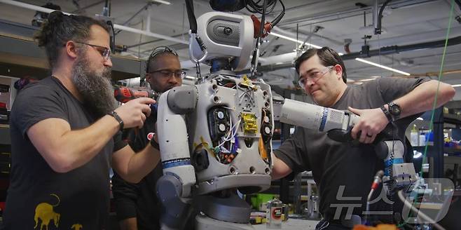 현대차그룹 로봇 전문 계열사 보스턴 다이내믹스가 5일(현지시각) 생산 현장 투입을 앞두고 있는 휴머노이드 로봇 ‘올 뉴 아틀라스(All new Atlas)'의 AI 학습과정 영상을 공개했다. 보스턴 다이내믹스는 올 연말 현대차그룹 생산거점에서 아틀라스의 시범 적용을 시작으로 다양한 현장에서 테스트를 진행할 계획이다. (Pick, Carry, Place, Repeat | Inside the Lab with Atlas 영상 캡쳐. 현대차그룹 제공. 재판매 및 DB 금지) 2025.3.9/뉴스1