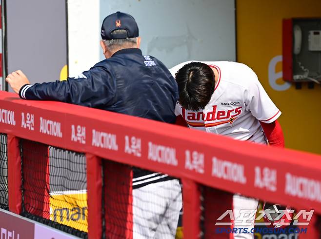 김경문 감독을 찾은 김광현이 정수리가 보일 정도로 깍듯하게 인사를 했다. 인천=박재만 기자 pjm@sportschosun.com